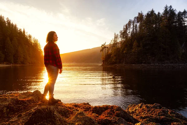 Aventuroso menina caminhadas na paisagem canadense — Fotografia de Stock