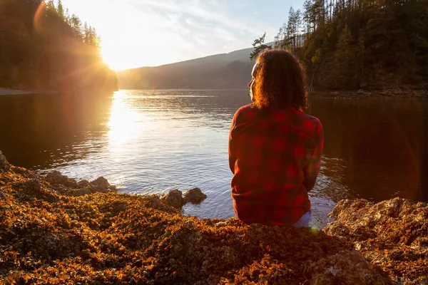 Aventuroso menina caminhadas na paisagem canadense — Fotografia de Stock