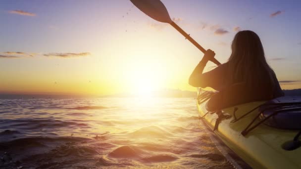 Cinemagraph Continuous Loop Animation of Woman Kayaking in Ocean — Stock video