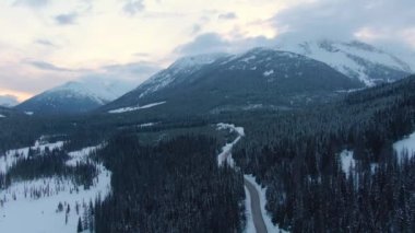 Kanada Dağ Manzarası 'nda Bir Manzaranın Hava Görüntüsü