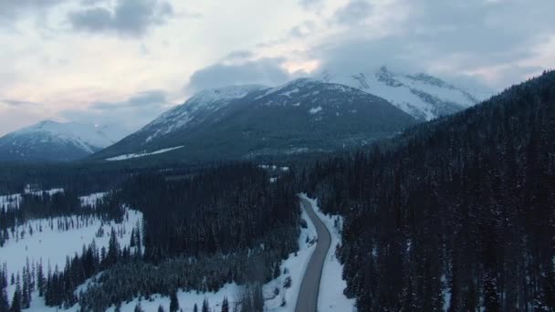 Вид с воздуха на живописную дорогу в канадском горном ландшафте — стоковое видео