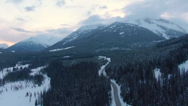 Veduta aerea di una strada panoramica nel paesaggio montano canadese — Video Stock