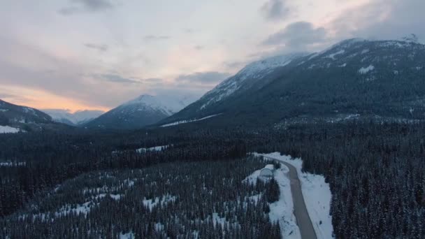 Widok z lotu ptaka na malowniczą drogę w kanadyjskim krajobrazie górskim — Wideo stockowe