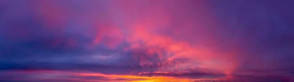 Bonita e dramática paisagem nublada — Fotografia de Stock