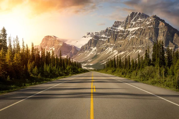Γραφικός δρόμος στα Καναδικά Βραχώδη Όρη — Φωτογραφία Αρχείου