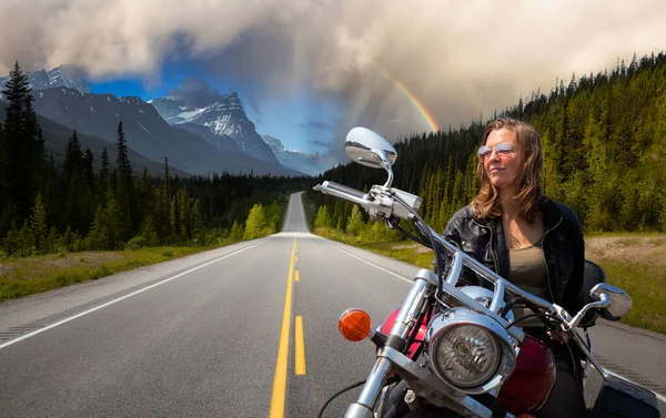 Biker Kobieta na motocyklu na malowniczej drodze — Zdjęcie stockowe