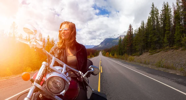 Manzaralı bir yolda Motosikletli Kadın — Stok fotoğraf