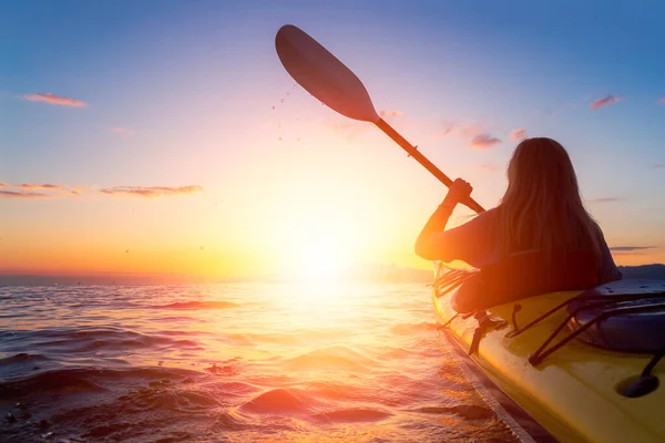 Donna su un kayak da mare sta remando nell'oceano — Foto Stock