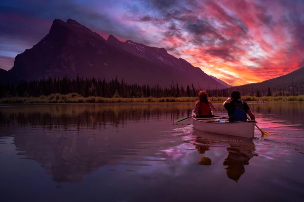 Abenteuerlustige Freunde paddeln in einem See — Stockfoto