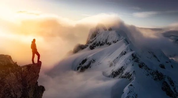 Композитив пригод фентезі з людиною на вершині схилу гори — стокове фото