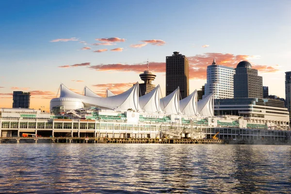 Canada Place und Geschäftsgebäude in der Innenstadt von Vancouver — Stockfoto