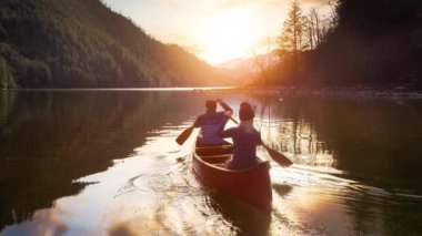 Nehirde Kano Değiştiren İnsanların Sürekli Döngü Animasyonu