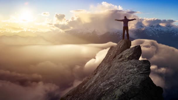 Cinemagraph Animación en bucle continuo del hombre aventurero en la cima del acantilado de la montaña — Vídeos de Stock