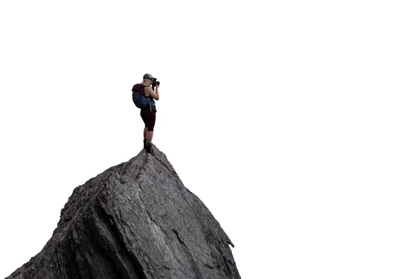 Kalandos Női Túrázó Kezeket fel egy meredek sziklás sziklára — Stock Fotó