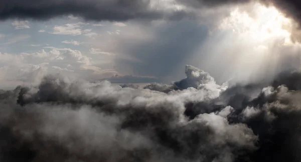 Dramatisch panoramisch zicht vanuit de lucht op Cloudscape — Stockfoto