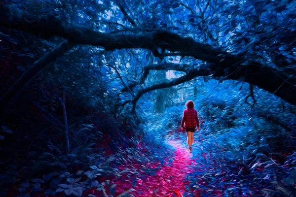 Menina caminhando na floresta encantada — Fotografia de Stock