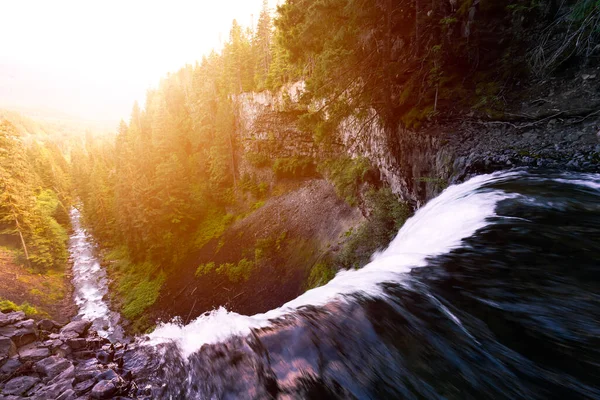 Widok na wodospad i rzekę z góry podczas tętniącego życiem letniego poranka — Zdjęcie stockowe
