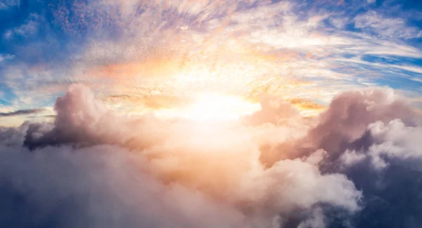 Драматический воздушный вид облаков — стоковое фото