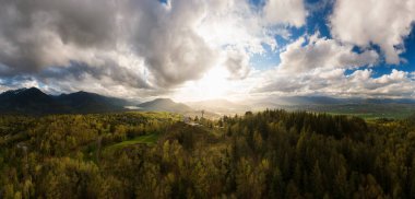 Mt. Dağın Hava Panoramik Görünümü Thom renkli bulutlu bir akşamda