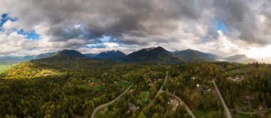 Mt. Dağın Hava Panoramik Görünümü Thom renkli bulutlu bir akşamda