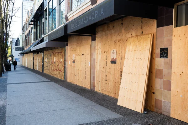 Boutiques fermées et bordées dans le centre-ville pendant la pandémie de coronavirus — Photo