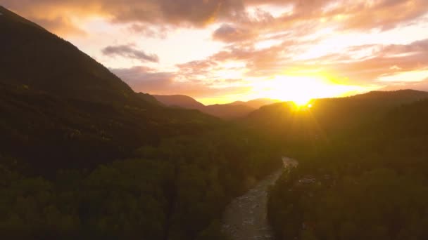 Vista aérea del hermoso valle con paisaje de montaña canadiense — Vídeos de Stock