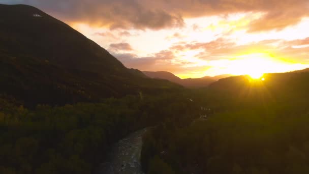 Luchtfoto van de prachtige vallei met Canadees berglandschap — Stockvideo