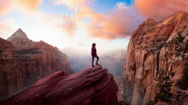 Cinemagraph Continuous Loop Animation of Adventurous Woman na beira de um penhasco — Vídeo de Stock