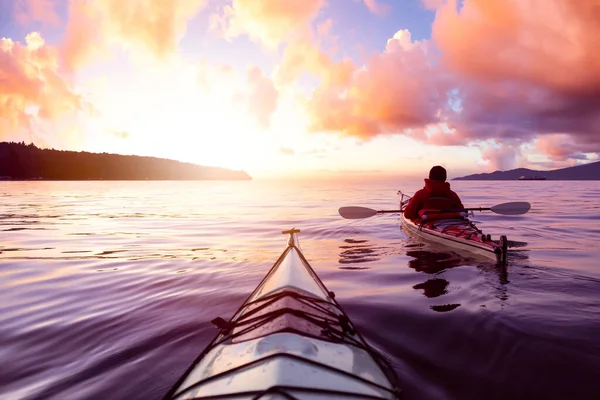 Homme aventureux Kayak de mer dans l'océan — Photo