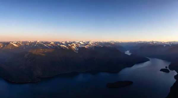 Vista panorâmica aérea do Lago Pitt durante o nascer do sol ensolarado — Fotografia de Stock