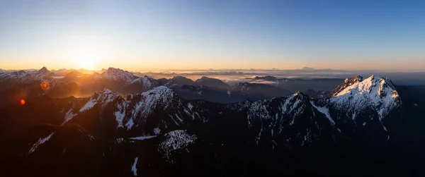 Панорамный вид с воздуха на канадский горный ландшафт — стоковое фото