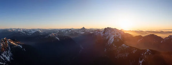 Luchtfoto Panoramisch uitzicht op het verre Canadese berglandschap tijdens zonsopgang. — Stockfoto