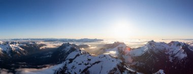 Güneşli gündoğumu sırasında Kanada 'nın Uzak Dağları' nın Hava Panoramik Manzarası