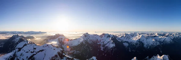 晴れた日の出の間のリモートカナダの山の風景の空中パノラマビュー — ストック写真