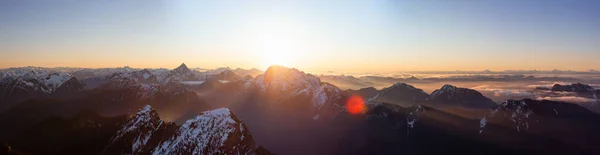 Vue panoramique aérienne du paysage montagneux éloigné du Canada au lever du soleil — Photo