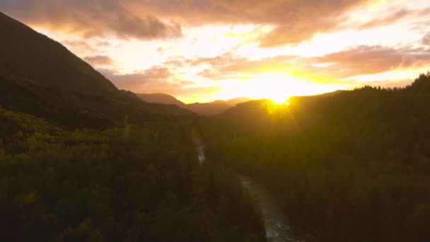 Luftaufnahme des schönen Tals mit kanadischer Berglandschaft — Stockvideo