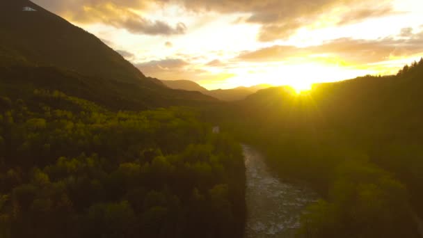 Вид с воздуха на красивую долину с канадским горным ландшафтом — стоковое видео