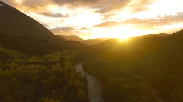 Vista aérea do belo vale com paisagem montanhosa canadense — Vídeo de Stock