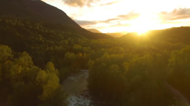 Veduta aerea della bellissima valle con paesaggio montano canadese — Video Stock