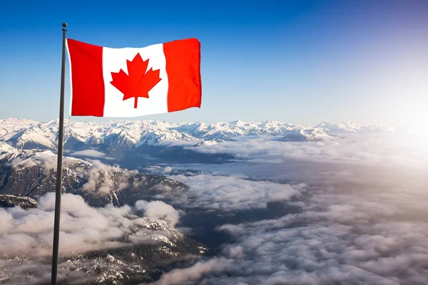 Kanadská národní vlajka složená z leteckého pohledu na vzdálenou horskou krajinu — Stock fotografie