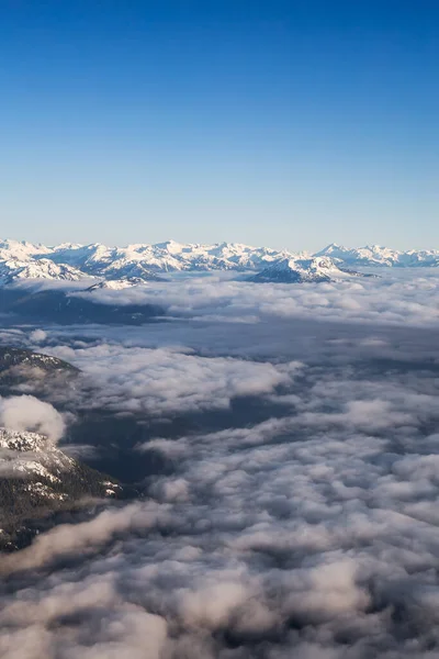 加拿大偏远山区景观的空中景观 — 图库照片