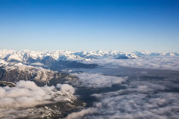 Повітряний вид на далеку канадську гірську місцевість — стокове фото
