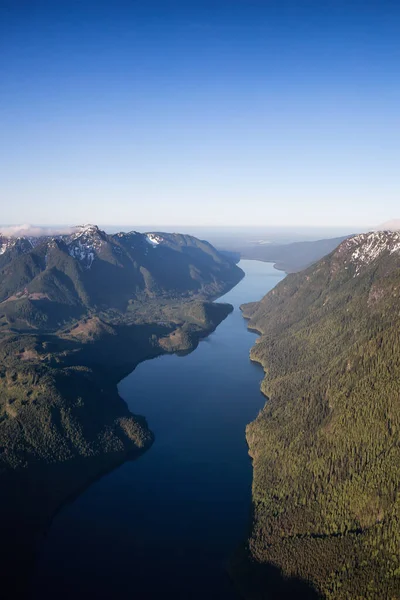 Luchtfoto van het Canadese berglandschap op afstand — Stockfoto