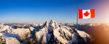 Kanada Ulusal Bayrağı Uzak Dağ Manzarası Havadan Panoramik Görünümü