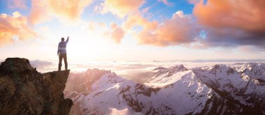 Sihirli Fantezi Macerası İnsan Yürüyüşü Kayalık bir dağın zirvesinde