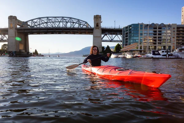 Kayak chica en una ciudad moderna — Foto de Stock