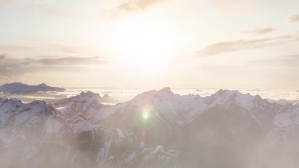 Luftaufnahme der abgelegenen kanadischen Berglandschaft bei sonnigem Sonnenaufgang — Stockvideo