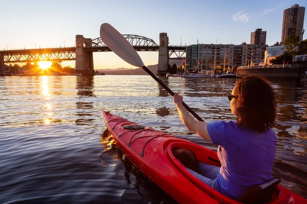 Kayak chica en una ciudad moderna — Foto de Stock