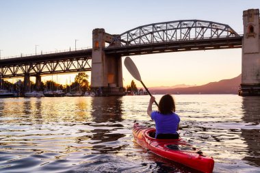 Günbatımında Modern Şehir 'de Kız Kanosu