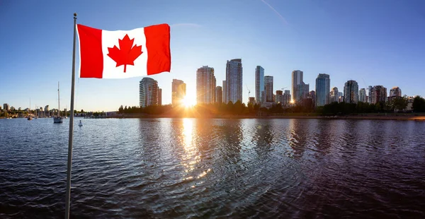 Kanadyjska flaga narodowa. False Creek, Downtown Vancouver, Kolumbia Brytyjska, Kanada. — Zdjęcie stockowe